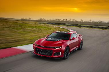 2020-Chevrolet-Camaro-ZL1-Front_left