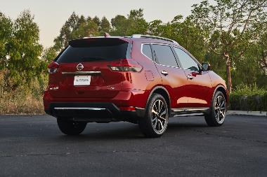 2020 Nissan Rogue-Rear_right