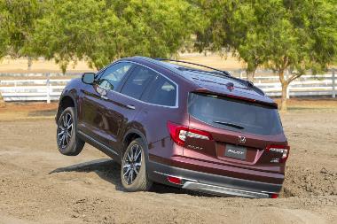 2020_Honda Pilot Elite_Rear_Left_Action