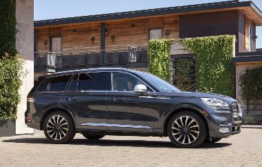 2020 Lincoln Aviator_side_right