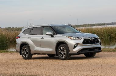 2020_Toyota_Highlander_XLE_Front_right
