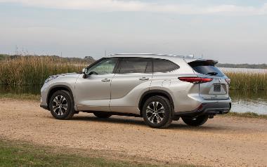 2020_Toyota_Highlander_XLE_Rea_left