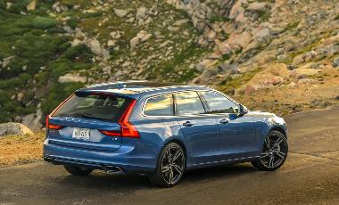 2020_Volvo_V90_FRear_right