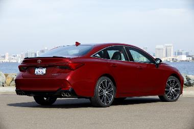 2019_Toyota_Avalon_Rear_right