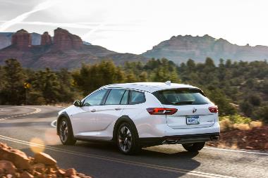 2019-Buick-Regal-TourX-rear_left